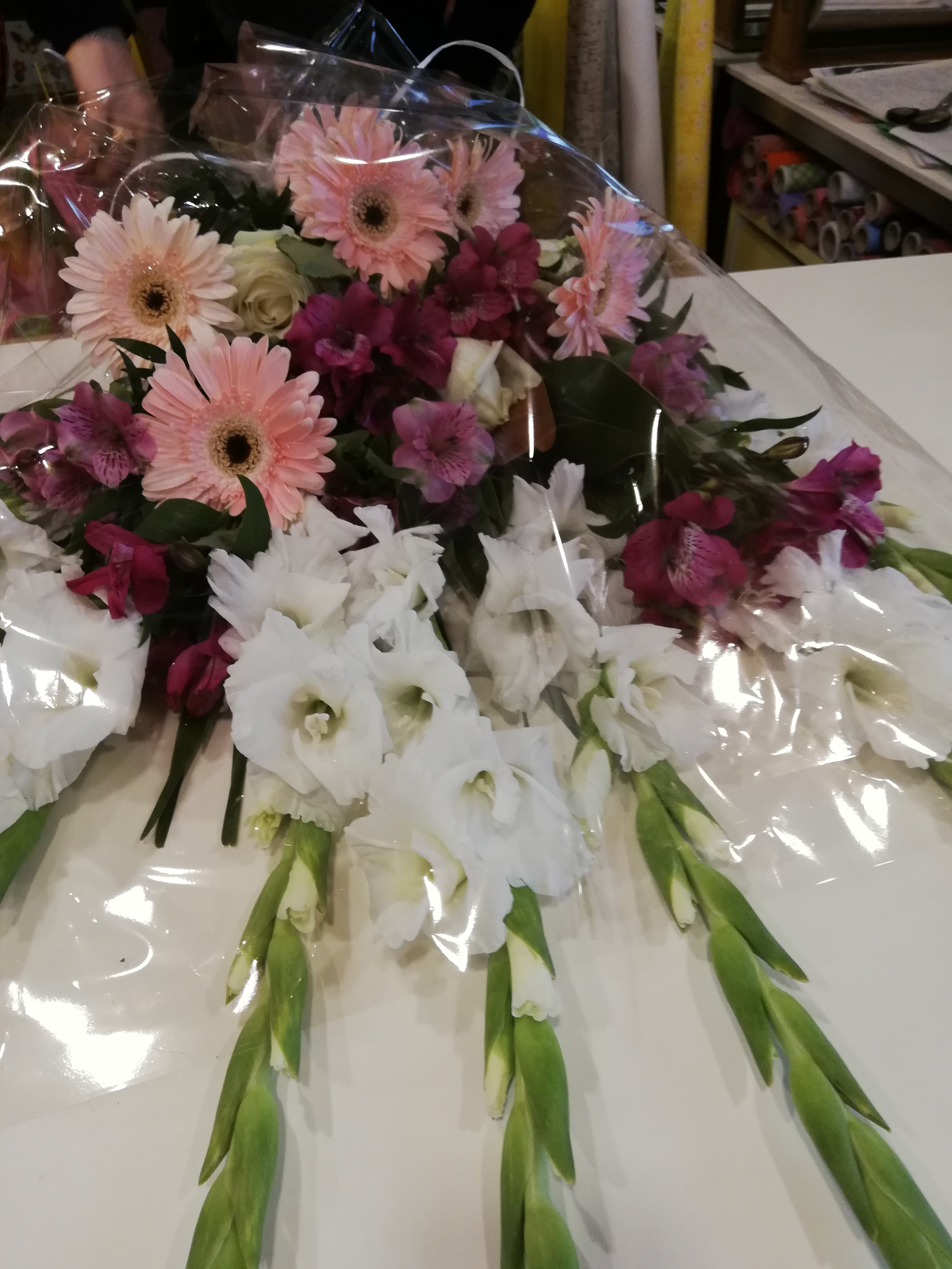 Mazzo Funebre Gerbere Gladioli Lisianthus Bianco Rosa Viola  Fioreria Bruseghini Besenello Trento